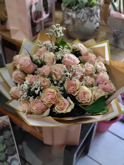Romantic 36 best pink roses bouquet perfect for Birthday or Anniversary or Valentine’s or just because she likes pink made by florist near me Bromley, Beckenham, Croydon, West Wickham, Shirley, South Norwood, Crystal Palace, Keston, Biggin Hill, Orpington, Petts Wood