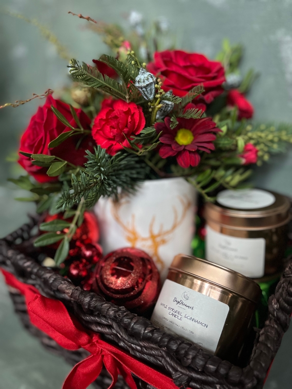 Amazing Christmas gift with soy wax handmade candles and fresh flowers table centerpiece made by local florist in Hayes, Bromley for guaranteed delivery before Christmas in Bromley, Beckenham, West Wickham, Keston, Cony Hall, Addington, New Addington, Shirley, Selsdon, Gravel Hill, Adiscombe, 