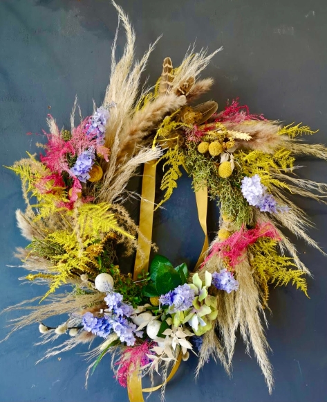 12 inches spring wreath made of dry and silk materials by local florist in Hayes, Bromley, West Wickham, Cony Hall, Shirley, Orpington, Beckenham