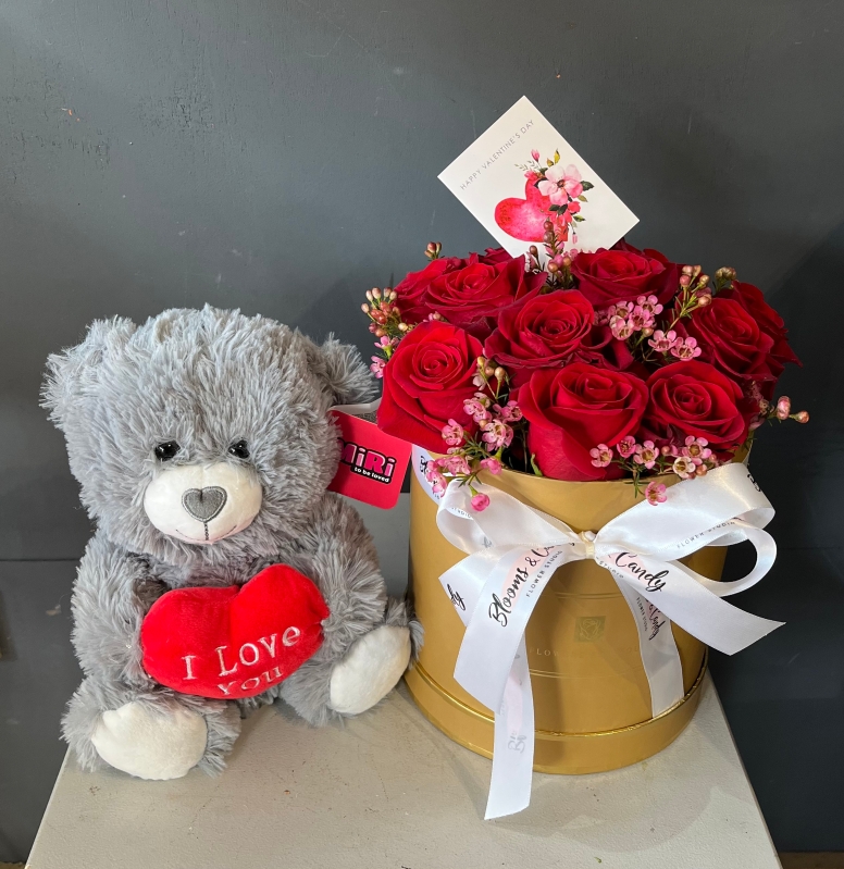 Best large dozen roses gold tall hat box. By florist in Bromley for delivery on Valentine’s Day 2023 in Hayes, Cony Hall, Keston, Wedt Wickham, Shirley, Beckenham, Bromley