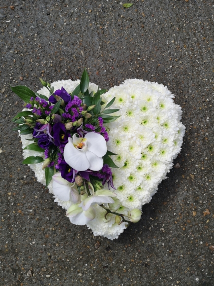 White chrysanthemum funeral heart with white and purple flower spray for funerals in Bromley and Croydon in South London made by Blooms and Candy Flower Studio
