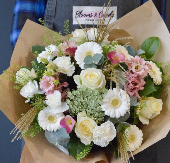 cream and white bouqet with daisies, roses, natural grass, soft pink flowers arranged by local florist in Hayes, Bromley, UK