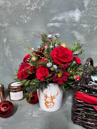 Amazing Christmas gift with soy wax handmade candles and fresh flowers table centerpiece made by local florist in Hayes, Bromley for guaranteed delivery before Christmas in Bromley, Beckenham, West Wickham, Keston, Cony Hall, Addington, New Addington, Shirley, Selsdon, Gravel Hill, Adiscombe, 