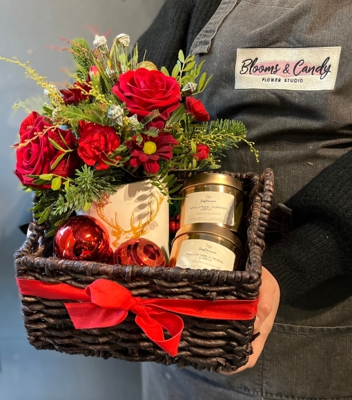 Amazing Christmas gift with soy wax handmade candles and fresh flowers table centerpiece made by local florist in Hayes, Bromley for guaranteed delivery before Christmas in Bromley, Beckenham, West Wickham, Keston, Cony Hall, Addington, New Addington, Shirley, Selsdon, Gravel Hill, Adiscombe, 
