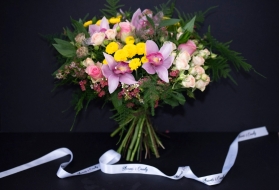 A pretty hand-tied bouquet of gorgeous orchids, delicate roses, lovely fillers, and luxurious foliage. Beautifully arranged with a luxury wrapping and hand-delivered with a personal message enclosed. Arrangem by florist in Bromley, West Wickham, Keston, Beckenham