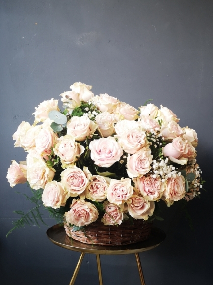 Luxury pink roses basket handmade by florist in Hayes, Bromley, Kent for free delivery in BR