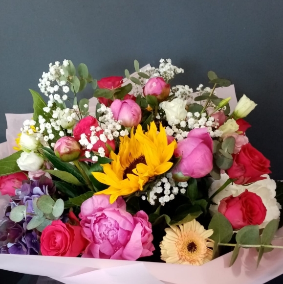 Summer bouquet made by florist in Hayes, florist near me, best florist in bromley, Bromley for delivery to BR CR Cony Hall, Hayes, West Wickham, Keston, Elmers End, Beckenham, Bromley South, Bromley Common, Orpington, Letts Wood, Chislehurst, Biggin Hill, Westerham