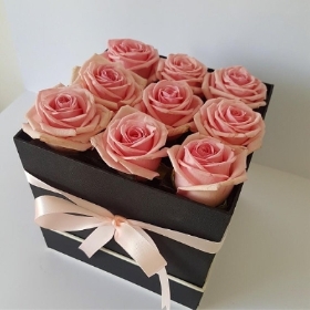hat box with fresh pink roses made by florist in Bromley, Beckenham, West Wickham for delivery in BR