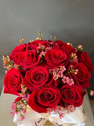 Best large dozen roses gold tall hat box. By florist in Bromley for delivery on Valentine’s Day 2023 in Hayes, Cony Hall, Keston, Wedt Wickham, Shirley, Beckenham, Bromley