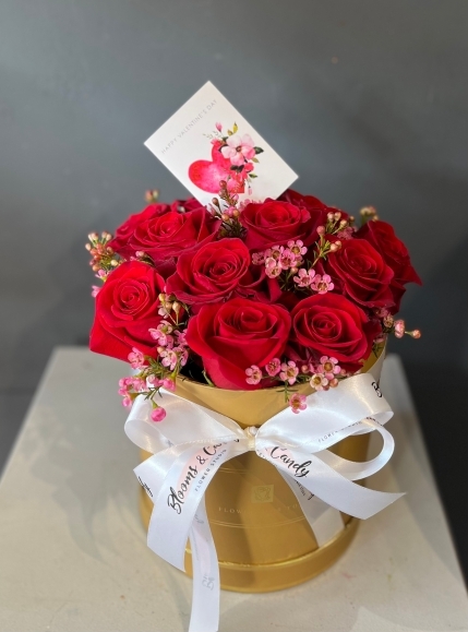 Best large dozen roses gold tall hat box. By florist in Bromley for delivery on Valentine’s Day 2023 in Hayes, Cony Hall, Keston, Wedt Wickham, Shirley, Beckenham, Bromley