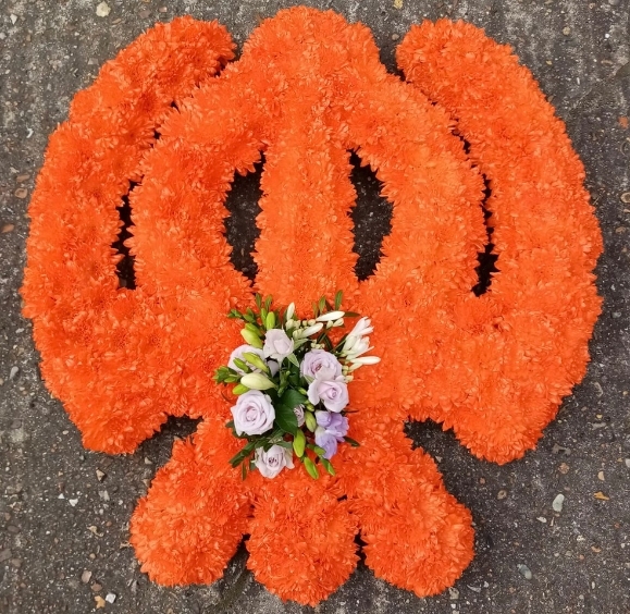 Khanda Sikh Tribute funeral flowers from florist in Bromley o be delivered in Hayes, Bromley, Beckenham, Orpington, Sidcup, Catford, Downham, Bexley, Bickley, Biggin Hill, Bromley Common, Chislehurst, Eltham, Farnborough, Foots Cray, Grove Park, Hither Green, Keston, Lee, Locksbottom, Sydenham, Petts Wood, Elmers End, West Wickham, Shortlands, Lewisham, Mottingham, Pratt's Bottom, Westernham, Kidbroke, Forest Hill, Anerley, Penge, Blackheath, Shooters Hill, Welling, Woodside, South Croydon, East Croydon, West Croydon, Addington, Shirley, Addiscombe, Coulsdon, Selsdon, Selhurst, South Norwood, Thornton Heath, Mitcham, Foresdale, Sutton, Carshalton, Sanderstead, Selhurst, Selsdon, Shirley, Kenley, Whyteleafe, Crystal Palace, Beddington, New Addington, Wallington, Purley and surrounding areas.