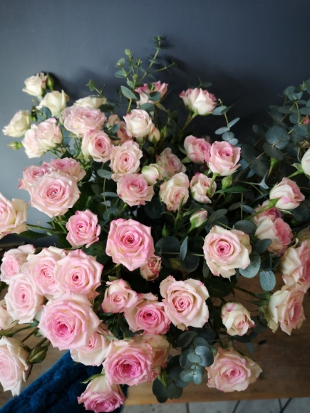 spray roses wrap in eco paper available for same day delivery in Hayes, Bromley.