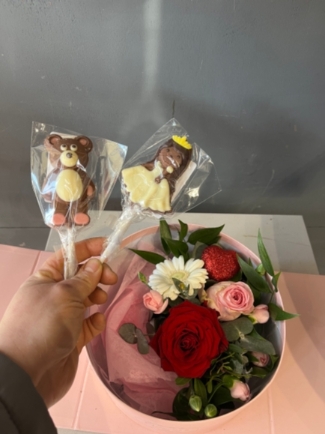 Pink hat box with magnetic opening and inside cute mini fresh flowers posy and 2 chocolate lollipops, one teddy bear and a princess.  lovely gift for a young woman By florist in Hayes, Bromley for delivery on Valentine’s 2023