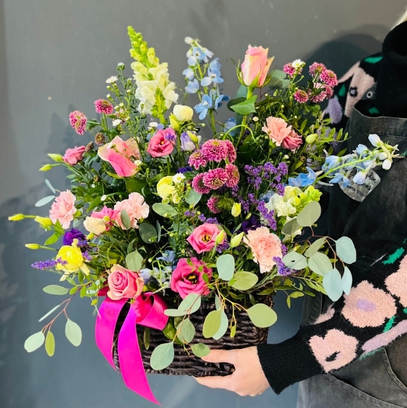Stunning large brown wicker basket to include garden pastels flowers with lovely foliages and fillers.  Definitely unique gift. From best florist in Bromley for same day delivery in BR1 BR2 BR3 BR4 BR5 BR6 SE25 SE12 TN16 CR00