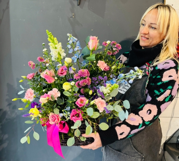 Stunning large brown wicker basket to include garden pastels flowers with lovely foliages and fillers.  Definitely unique gift. From best florist in Bromley for same day delivery in BR1 BR2 BR3 BR4 BR5 BR6 SE25 SE12 TN16 CR00