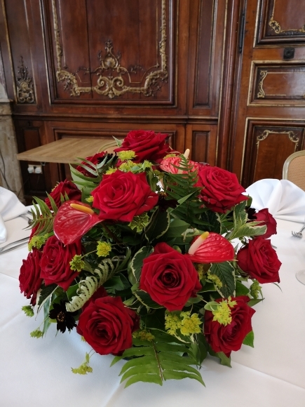 roses table posy for weddings, birthdays or graduation celebrations made by florist near me in Bromley for delivery in Hayes, Bromley, Beckenham, Orpington, Sidcup, Catford, Downham, Bexley, Bickley, Biggin Hill, Bromley Common, Chislehurst, Eltham, Farnborough, Foots Cray, Grove Park, Hither Green, Keston, Lee, Locksbottom, Sydenham, Petts Wood, Elmers End, West Wickham, Shortlands, Lewisham, Mottingham, Pratt's Bottom, Westernham, Kidbroke, Forest Hill, Anerley, Penge, Blackheath, Shooters Hill, Welling, Woodside, South Croydon, East Croydon, West Croydon, Addington, Shirley, Addiscombe, Coulsdon, Selsdon, Selhurst, South Norwood, Thornton Heath, Mitcham, Foresdale, Sutton, Carshalton, Sanderstead, Selhurst, Selsdon, Shirley, Kenley, Whyteleafe, Crystal Palace, Beddington, New Addington, Wallington, Purley and surrounding areas.