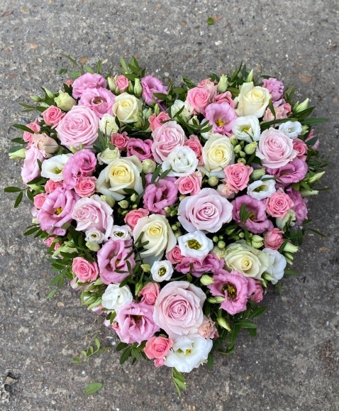 Soft petals roses and lisanthius mix to bring delicate and sophisticated look. Compact look with minimum greenery. By Blooms and Candy Florist