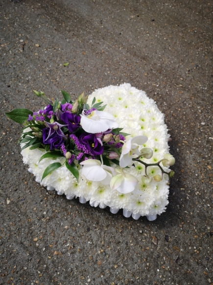 White chrysanthemum funeral heart with white and purple flower spray for funerals in Bromley and Croydon in South London made by Blooms and Candy Flower Studio