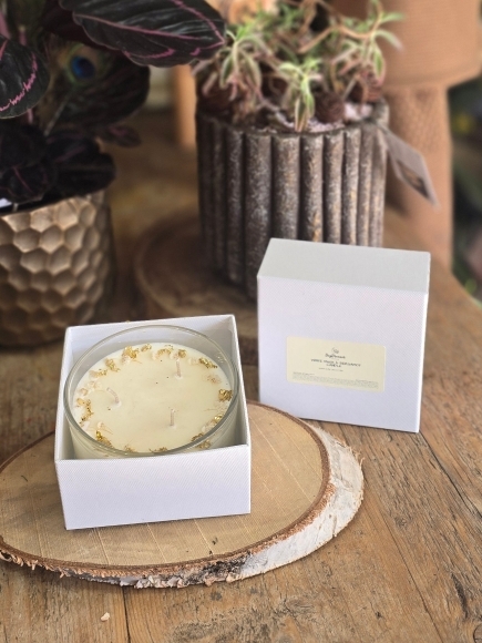 Handpoured in Hayes, Kent soy wax candle